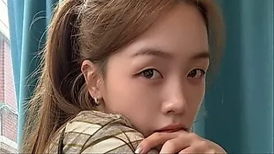 Bang Min-ah reveals delicate silhouette during long-awaited break