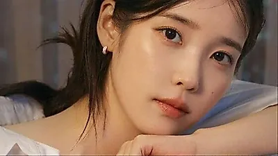 IU khoe vẻ rạng rỡ trong bộ ảnh mới sau tin đồn với Lee Jong-suk
