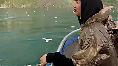 RM (BTS) gây chú ý với khoảnh khắc mặc áo mưa ngắm cầu vồng
