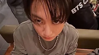 V (BTS) cảnh báo hài hước về Jungkook: "Lại gần là bị cắn đấy"