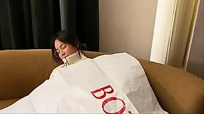宋慧乔将Bottega Veneta包装纸当“被子”盖，展现随性可爱一面
