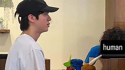 BTSジン、米テーマパークで一般客と列に並ぶ素朴な姿を公開。