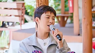 National Singer Lim Young-woong Performs in Onion Field: "This Year's Onion Crop is Bountiful"