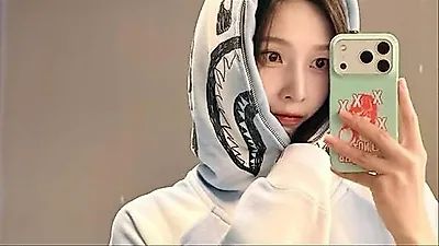Red Velvet's Joy exudes effortless charm in casual selfies