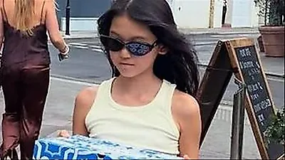 Con gái 9 tuổi của Jang Yoon-ju gây sốt với thần thái siêu mẫu và tài năng hội họa