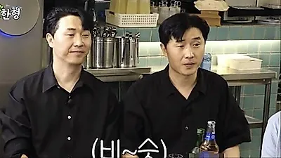 Lee Sang-min gets surprise back hug from twin brother's girlfriend