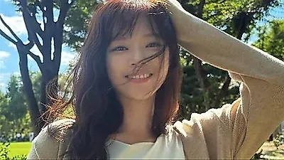 TWICE定延晒草地惬意生活照，韩韶禧雨中“扑通”倒地