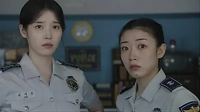 IU gây ấn tượng với màn phối hợp ăn ý cùng Shim Dal-gi trong MV mới