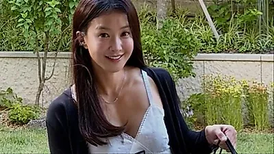 Lee Si-young gives up Chanel dress due to toned muscles