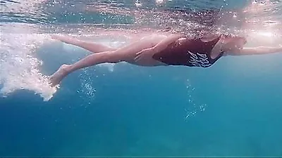 Uee proves she is the real-life Little Mermaid with swimming skills