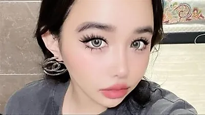 Park Bom gây chú ý với diện mạo mới cùng phụ kiện Chanel