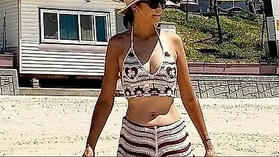 Jeon Mi-ra stuns at Daecheon Beach with athletic charm