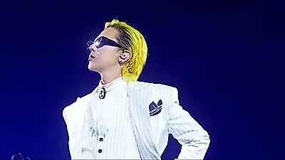 G-Dragon prevents camera operator's fall from 2m stage