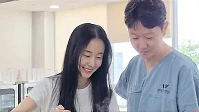 Lee Jung Hyun treats hospital staff to celebrate husband's clinic anniversary