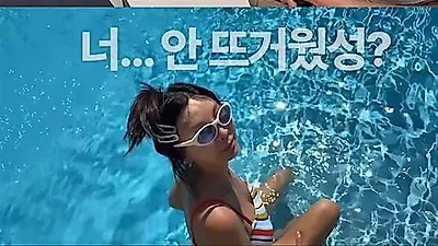 Hwang Shin-hye stuns in swimsuit, rivaling actress daughter Lee Jin-i