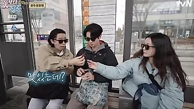 Jung Yu-mi Wipes Cookie Crumbs on Choi Woo-shik's Clothes—Actually Na Yeong-seok's