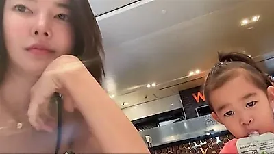 Kim Yun Jee rơi lệ chia tay con gái tại sân bay rồi về nước chăm sóc da