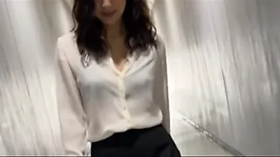 Lee Hyori turns a hallway into a runway with effortless charisma