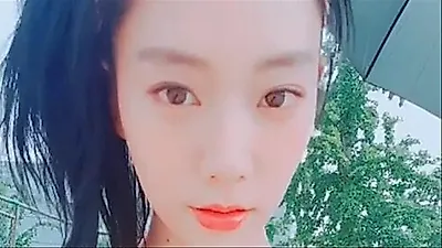 Clara Lee stuns in bold red swimsuit with photoshoot-ready proportions