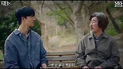 Kim Ji-won đối mặt lựa chọn khó khăn trước nạn nhân của phong trào dân chủ