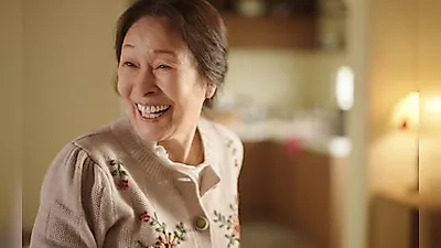 85-year-old Kim Hye-ja appears on red carpet supported, coughing continuously