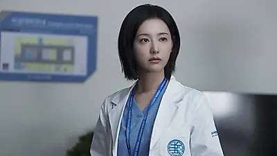 Kim Ji-won shows striking character contrast in SBS drama Doctor X