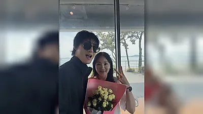 「選ばなかった」ヨンジャ、ミスター・ソの黄色いバラの花束を抱えてVサイン
