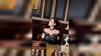 JEON SOMI, 'Fantastic Fashion' That Looks Like a Medieval European Masquerade Ball