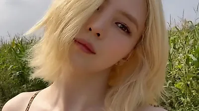 Han So-hee enjoys the feeling of blonde hair fluttering in the autumn breeze