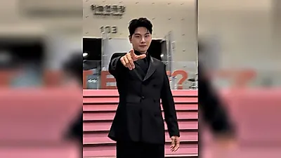 Lee Yi-kyung shakes off privacy controversies and arrives confidently in Busan with 'Generation Gap'