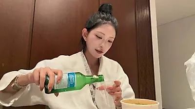 Con gái cố diễn viên Choi Jin-sil, Choi Jun-hee, uống rượu một mình khi đi du lịch và nói "Cuộc sống thật quá chán nản"