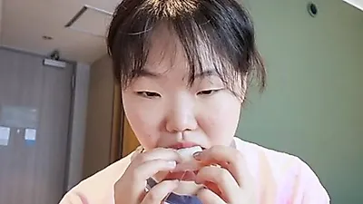 AKMU's LEE SUHYUN enjoys eating to her heart's content in Japan after losing 30kg—Convenience store raid
