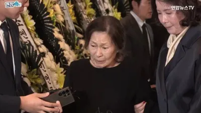 Kim Hye-ja and Youn Yuh-jung weep at Choi Bool-am's funeral