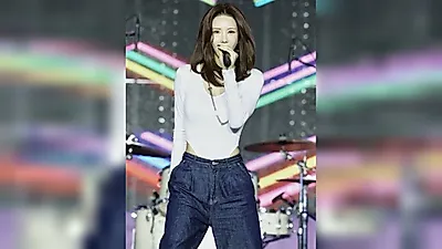 After School出身のジョンア、二児の母を感じさせないカムバックステージ