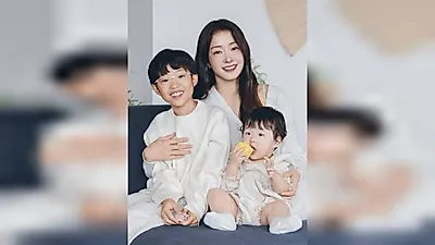 'Single Mom' Lee Si-young, showing the world's most blissful smile with her son and daughter