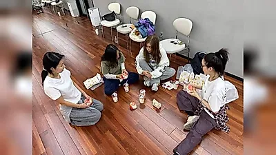 Fin.K.Lがこんな姿に？練習室の床でハンバーガーで食事