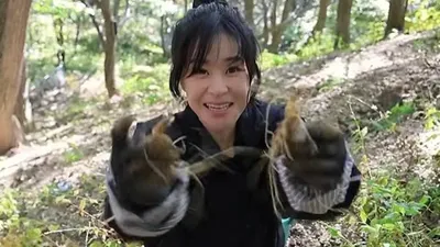 崔江姬结束话剧演出后前往江原道采挖野山参