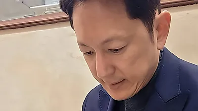 Han Suk-joon hits a car in Canada, flees, and heads to the police station