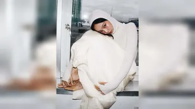 ジェニー、全身白のニットで魅せる洗練されたスタイル