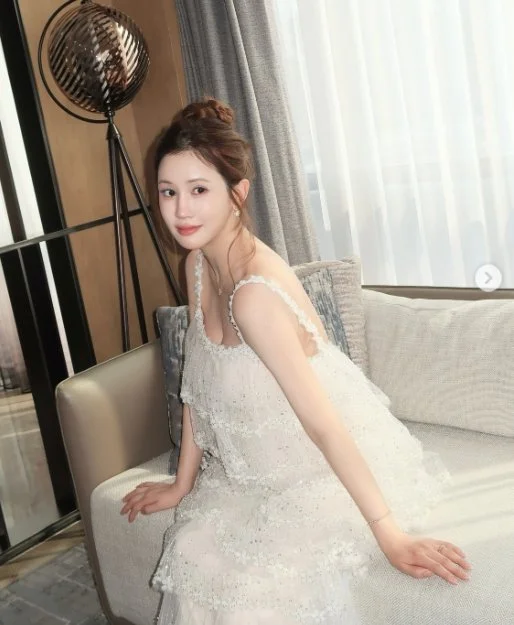 Actress Lee Da-hae reveals pregnancy progress through elegant dress pictorial in Shanghai