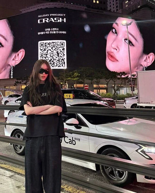 Con gái cả nhà Shinsegae, ANNIE, khoe ảnh check-in trước màn hình khổng lồ tại trung tâm thương mại của mẹ