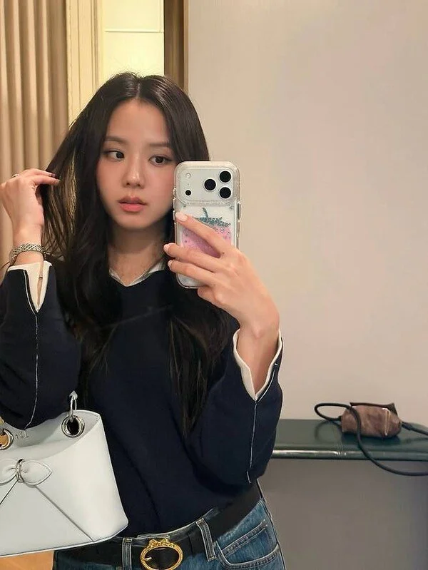 BLACKPINK ジス、Diorショーの後は「不思議の国のアリス」コンセプト