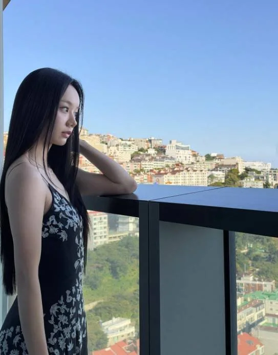 惠利，垂至腰际的长直发——是在釜山，却仿佛在戛纳