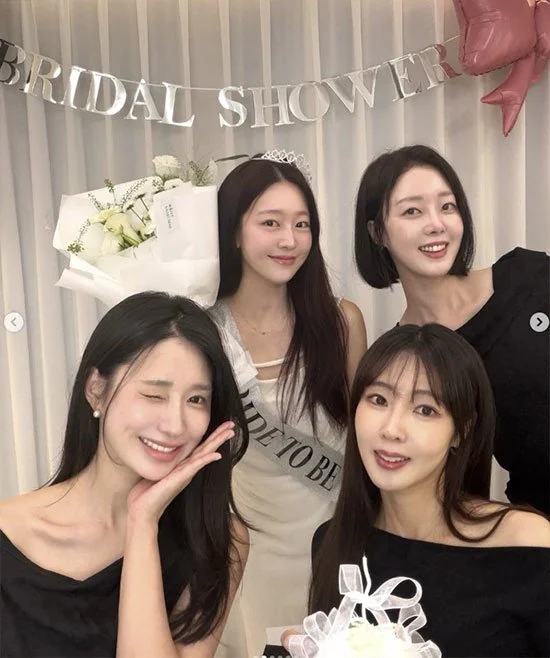 Former Laboum member Yujeong celebrates bridal shower ahead of December wedding to finance professional