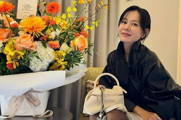 Nụ cười rạng rỡ của Son Ye-jin trong chuyến du lịch Nhật Bản đầy thư thái