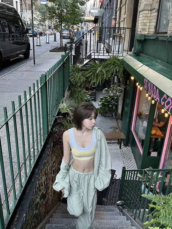 LE SSERAFIM's SAKURA, Consistent in Sports Bras from the Gym to the Streets