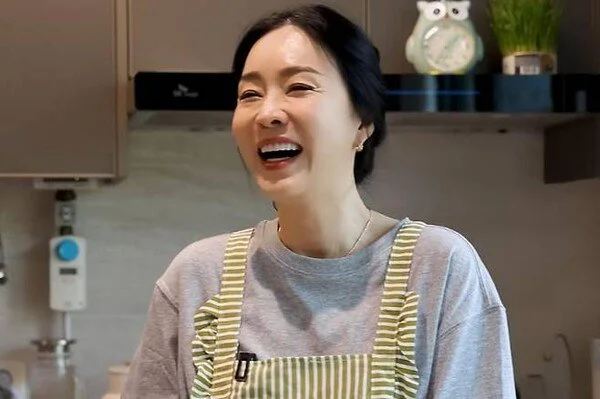 Actress Kim Jung-nan shares youthful photos from 34 years ago, starring alongside Lee Byung-hun in 'Tomorrow Love'