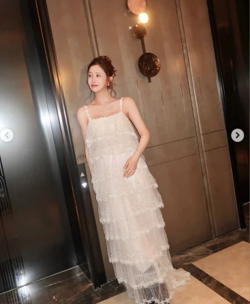 Actress Lee Da-hae reveals pregnancy progress through elegant dress pictorial in Shanghai