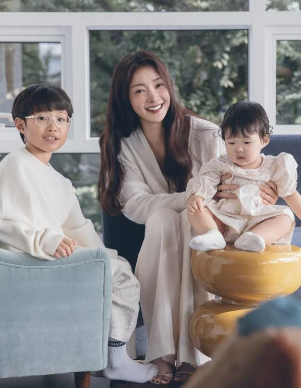'Single Mom' Lee Si-young, showing the world's most blissful smile with her son and daughter