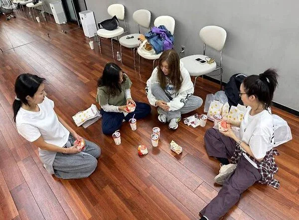Fin.K.L like this? - Eating hamburgers on the practice room floor